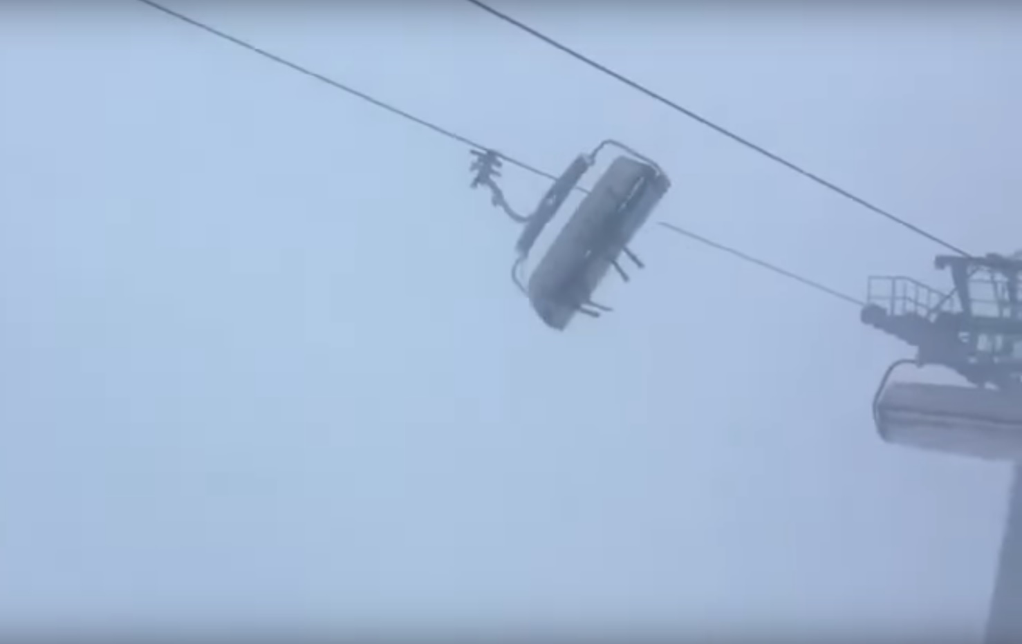 ХОРОР НА АЛПИМА: Олујни ветар баца гондолу, туристи се боре да не испадну (ВИДЕО)